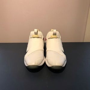 Men’s NikeTour Premiere golf shoe. Size 9.5. Used, has a few scuffs.